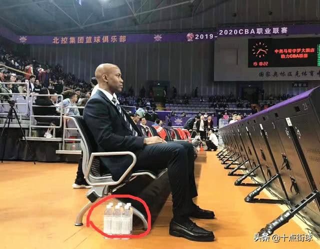 教练马布里为什么总在座位旁摆六瓶水？一位中国导师一个中国寓意(2)