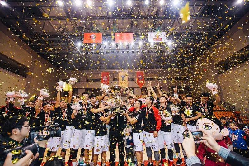2019年陕西省男篮联赛西安队首捧冠军杯(3)