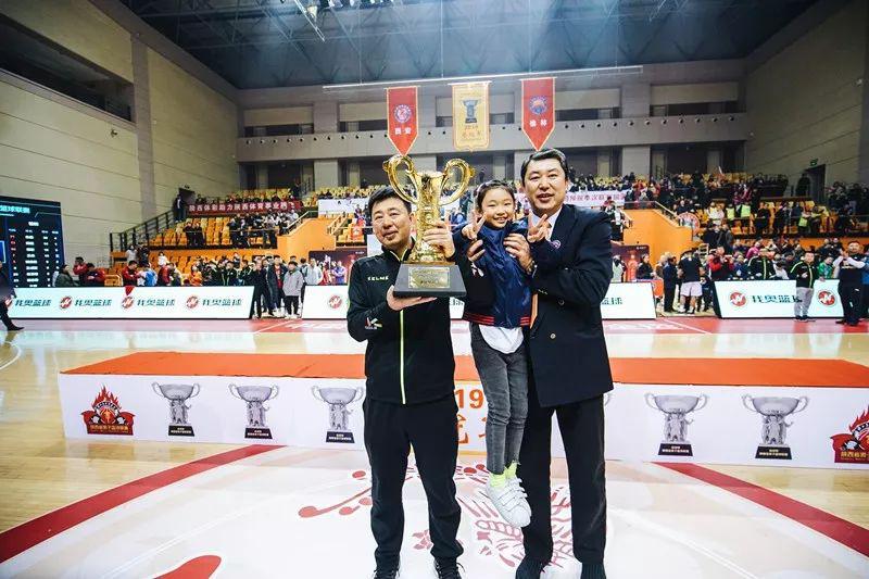 2019年陕西省男篮联赛西安队首捧冠军杯(4)