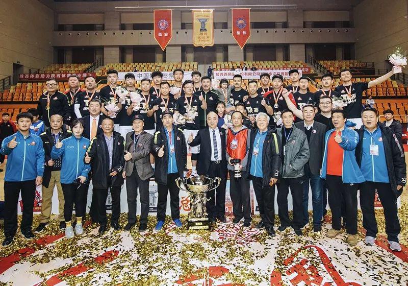 2019年陕西省男篮联赛西安队首捧冠军杯(7)