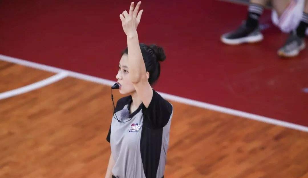 中国篮球颜值最高裁判，名字很多人都叫不出来，林书豪这样评价她(2)