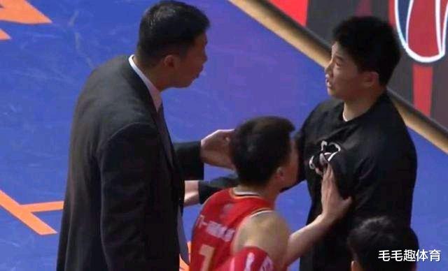 围殴！砸球场！CBA天津三队主教练带头闹事，篮球职业化任重道远