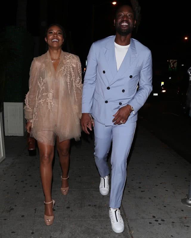 NBA球星韦德携妻子现身活动，尤尼恩穿一袭纱裙，气质颇出众！(3)