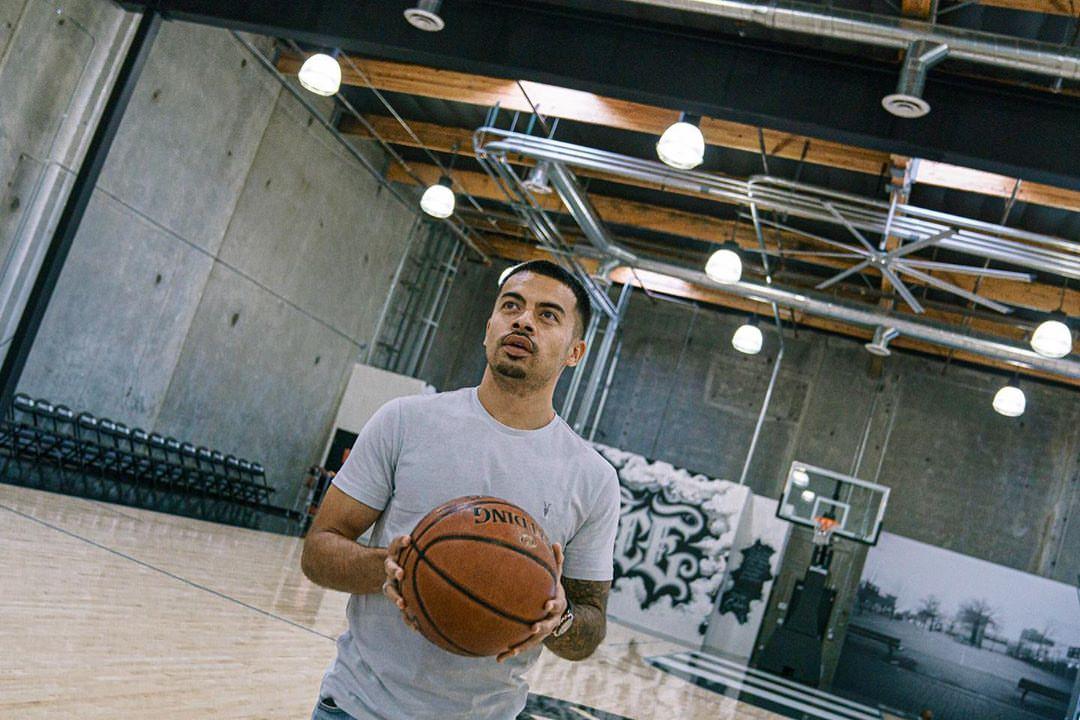 多图流: 这姿势还行吗? 李可在加州室内球馆练习篮球(1)