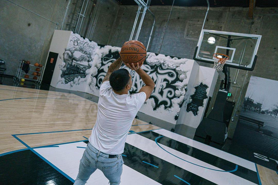 多图流: 这姿势还行吗? 李可在加州室内球馆练习篮球(3)