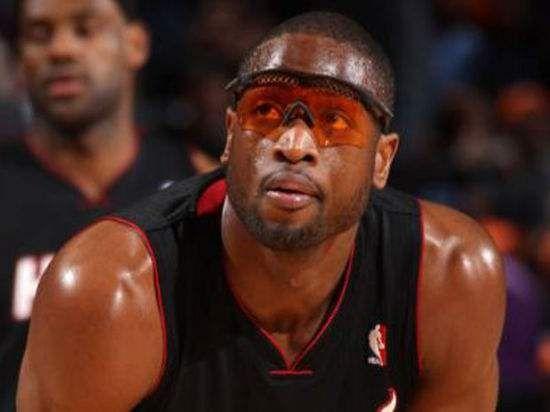2008nba篮球眼镜 早期只能戴普通眼镜(14)