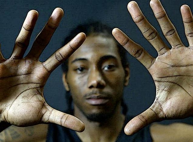 NBA球员手掌有多大：乔丹能单手抓南瓜，一人手比A4纸还大(4)