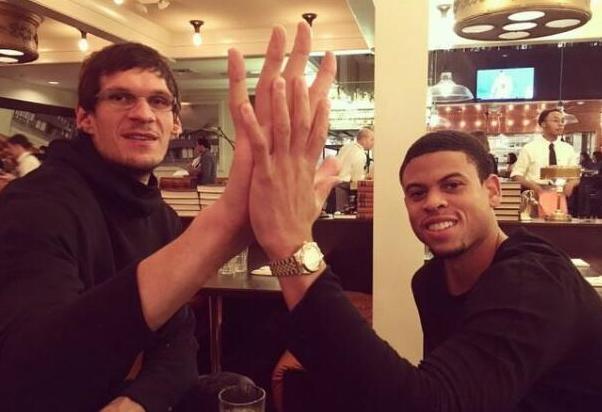 NBA球员手掌有多大：乔丹能单手抓南瓜，一人手比A4纸还大(5)