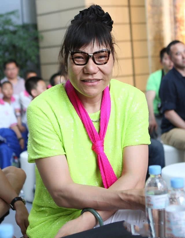 53岁女篮巨人郑海霞现状, 双腿变形, 膝下无子女, 丈夫多年未露面(2)