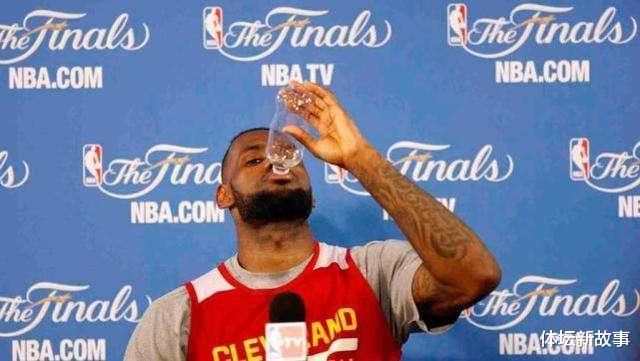 NBA球员都如何喝水？奥尼尔喝水像喝口服液，伊巴卡直接提桶喝(1)
