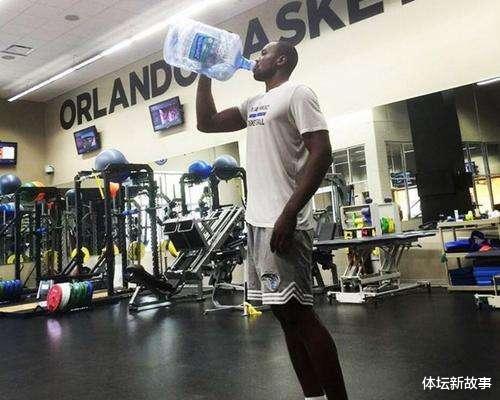 NBA球员都如何喝水？奥尼尔喝水像喝口服液，伊巴卡直接提桶喝(2)