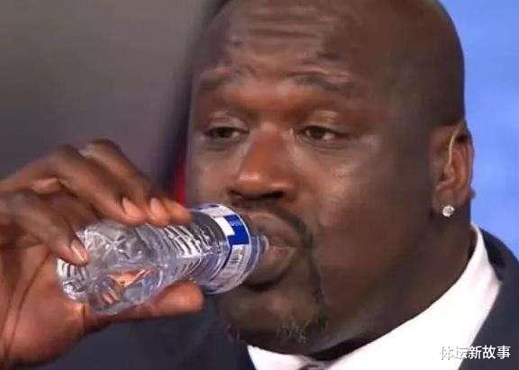 NBA球员都如何喝水？奥尼尔喝水像喝口服液，伊巴卡直接提桶喝(4)
