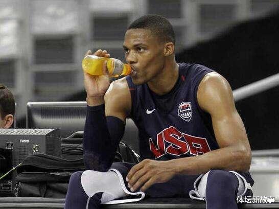 NBA球员都如何喝水？奥尼尔喝水像喝口服液，伊巴卡直接提桶喝(5)