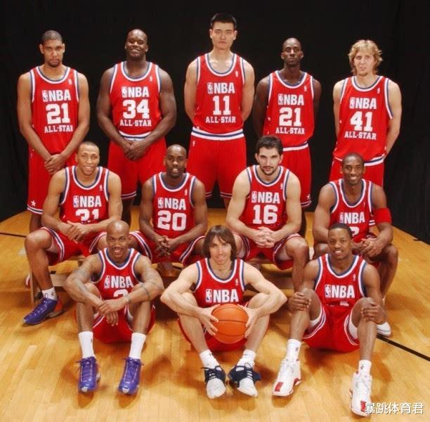 姚明第一次入选全明星，加内特、乔丹、科比、邓肯，NBA没有他不敢摸的头