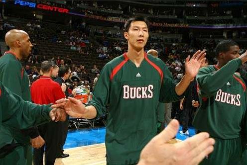 中国男篮一哥易建联，在NBA呆了5年，最后为何无法立足？(7)