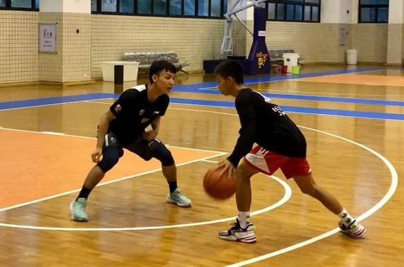 独臂篮球少年再引NBA球星盛赞：他的运球不可思议，希望他能打职业(3)