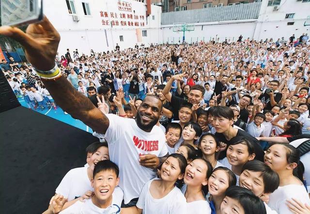 NBA巨星谁在中国的人气更高，看看这四位的中国行就知道了！(2)