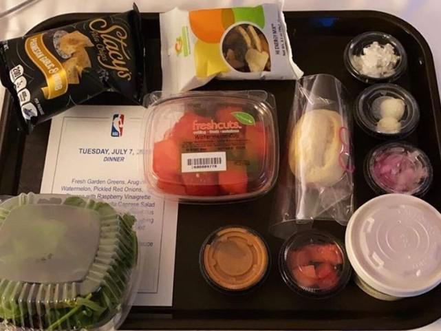 六支球队抵达奥兰多！NBA球员第一餐曝光，这待遇不如媒体记者？(4)