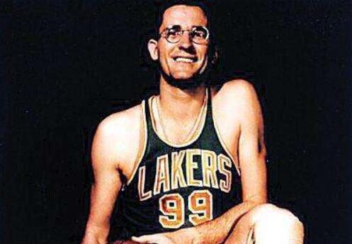 nba中锋戴眼镜的有谁 NBA历史五大戴眼镜球员(1)