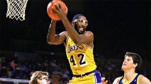 nba中锋戴眼镜的有谁 NBA历史五大戴眼镜球员(3)
