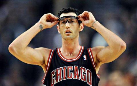 nba中锋戴眼镜的有谁 NBA历史五大戴眼镜球员(4)