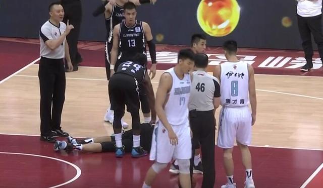 韩德君和热甫卡迪江拼命抱住篮球！大韩被甩到地上，裁判：没犯规(3)