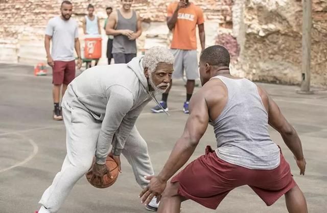 nba球员扮老人 NBA球星化妆成老头去篮球场上挑战年轻人(13)