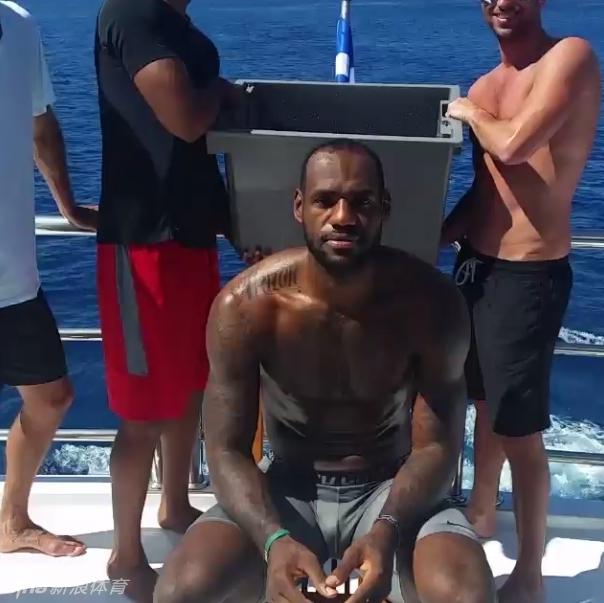 nba球员泡冰桶访问 有趣的NBA巨星“冰桶挑战”