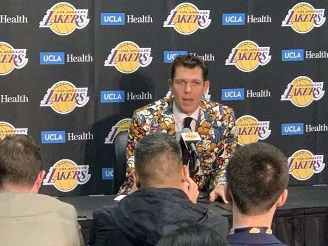 nba教练都穿什么牌子的西服 今天NBA比赛主教练都穿的花色西装(1)
