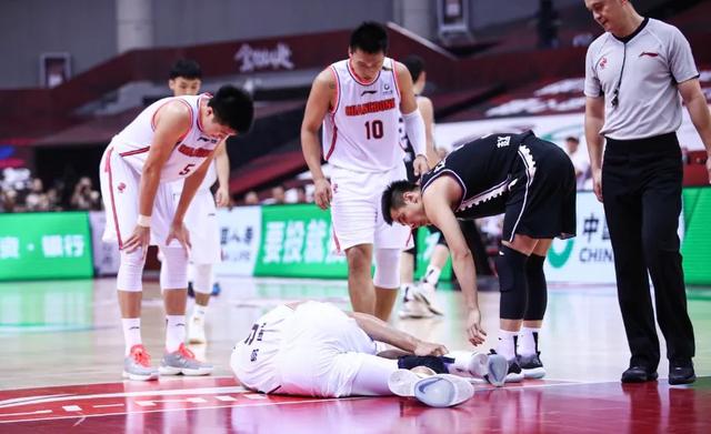 易建联跟腱断裂、争议性判罚登上热搜，中国篮球的未来遭受打击？(1)