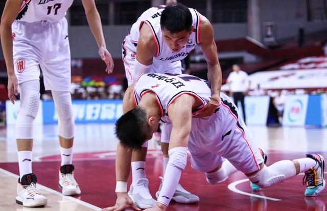 易建联跟腱断裂、争议性判罚登上热搜，中国篮球的未来遭受打击？(2)