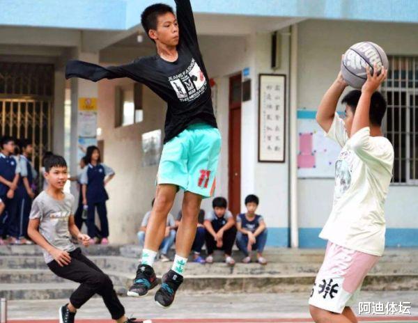 中国13岁独臂少年，将在NBA中展示球技！欧文：我已经迫不及待了(2)