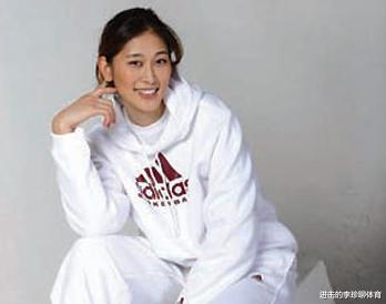 她是篮球女神，穿日本国旗上衣给领导敬酒惹争议，现在成教授(2)