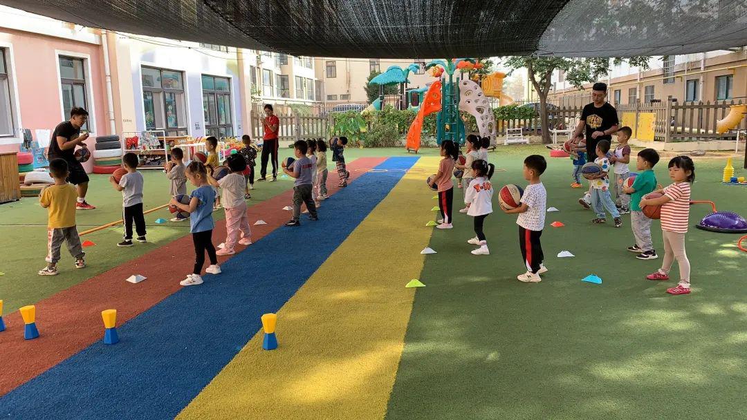 小篮球，大梦想-迈克篮球俱乐部特色课程走进华东幼儿园