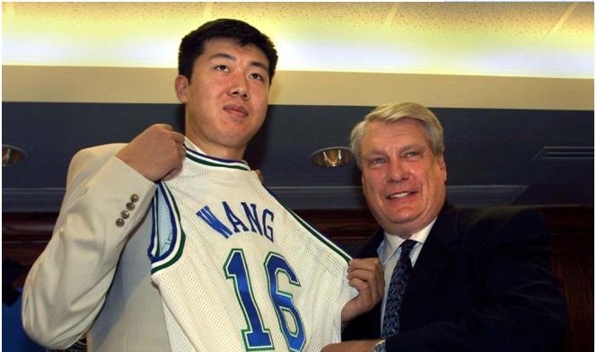 中国球员登陆NBA的先驱，若不被耽误成就或比姚明高！(2)