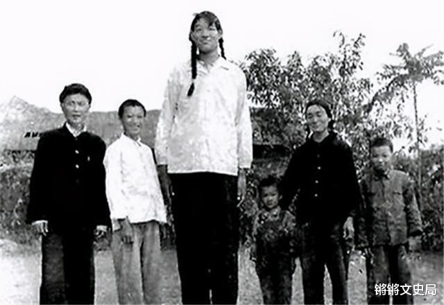 中国第一女巨人，14岁比姚明还高，18岁去世遗体保存37年(1)