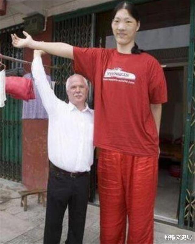 中国第一女巨人，14岁比姚明还高，18岁去世遗体保存37年(3)