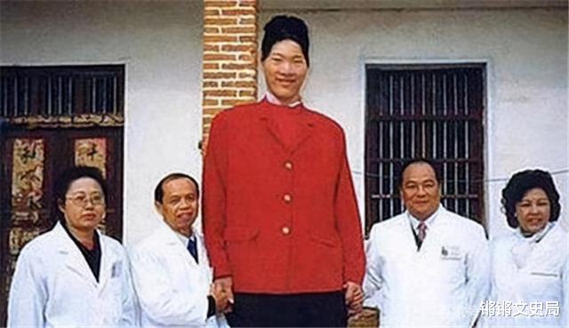 中国第一女巨人，14岁比姚明还高，18岁去世遗体保存37年(5)