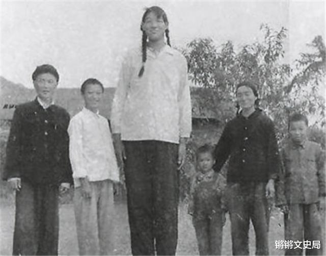 中国第一女巨人，14岁比姚明还高，18岁去世遗体保存37年(6)