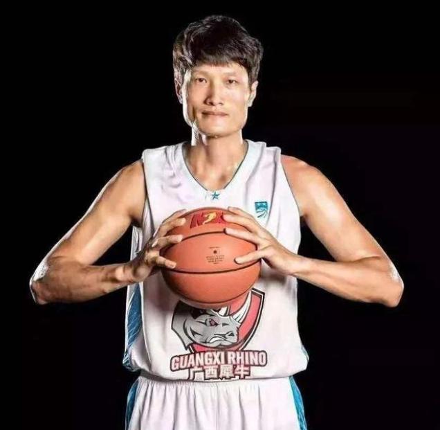 前广东球员退役当交警，一生获四次总冠军，妻子是篮球宝贝(3)