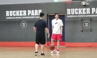 蔡徐坤JonyJ打篮球，篮球少年帅惨了(3)
