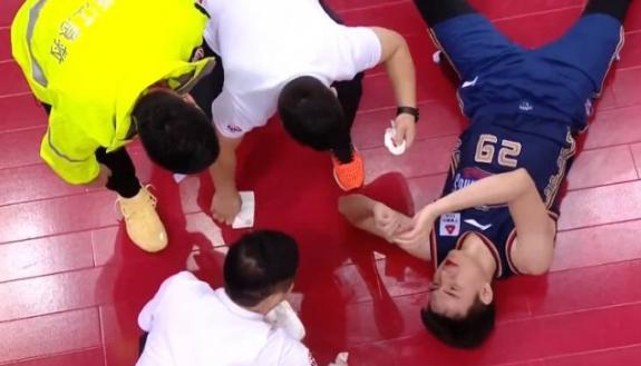 CBA“武林高手”太狠！第7轮比赛3人受伤流血，王骁辉两次伤人(4)