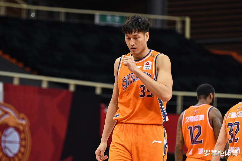 CBA第一阶段结束！上海男篮选秀后悔吗？状元郎场均4.6分1.9篮板(6)