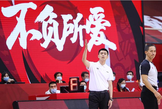 国产CBA教练的缺陷，杨鸣也没能逃过，为了赢球而忽略球队未来(2)