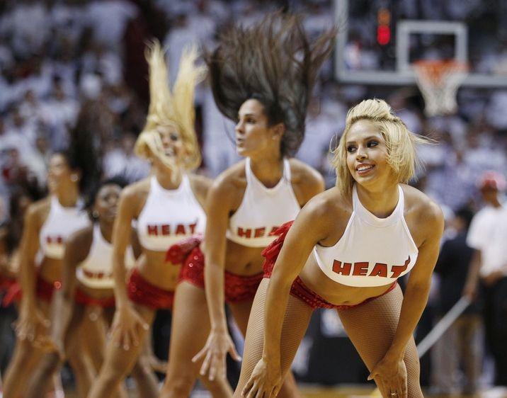 美国nba性感啦啦队激情表演 NBA美女拉拉队激情表演(2)