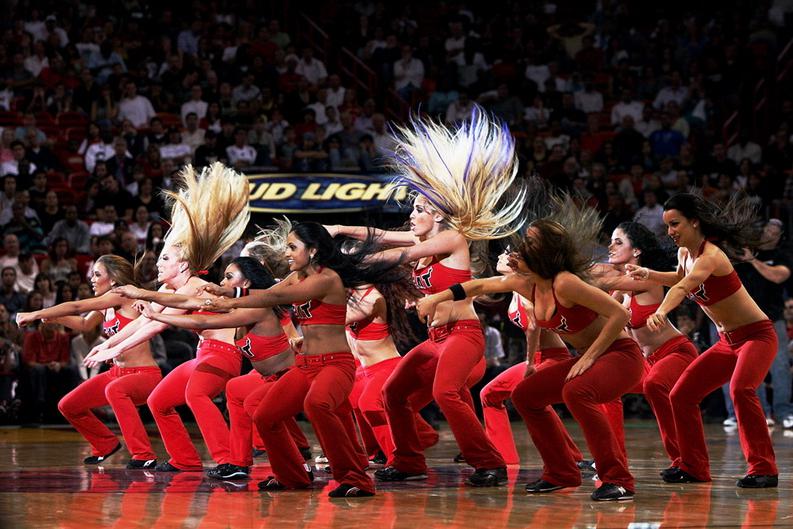 美国nba性感啦啦队激情表演 NBA美女拉拉队激情表演(6)
