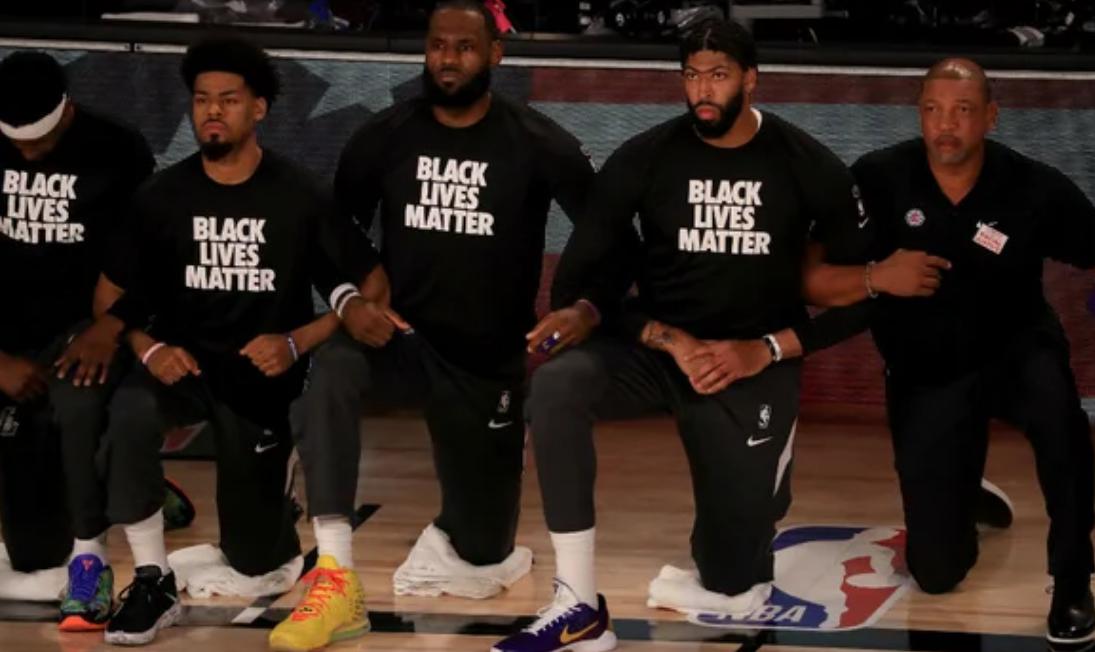 nba下跪抗议 NBA球员集体下跪抗议种族歧视(1)