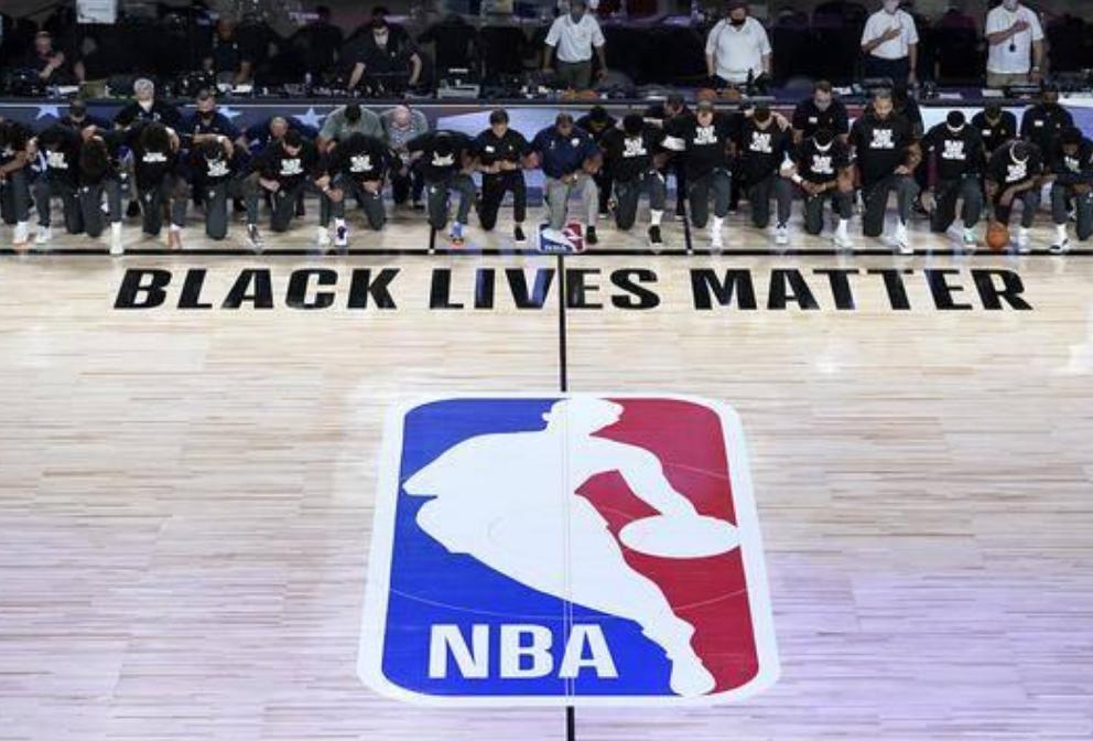 nba下跪抗议 NBA球员集体下跪抗议种族歧视(2)