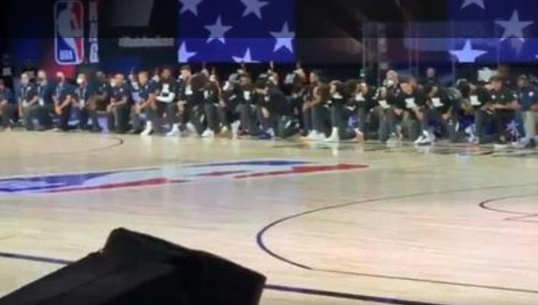 nba下跪抗议 NBA球员集体下跪抗议种族歧视(3)