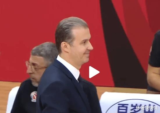 亚当斯受伤的那一幕，有谁注意到北京主教练帕亚加尼却笑了呢！(2)